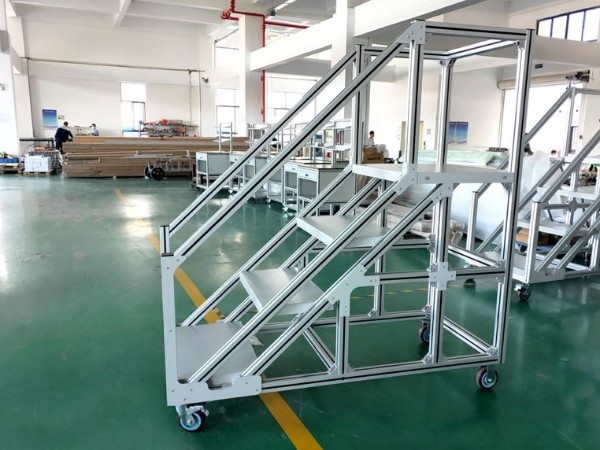 鋁合金<i style='color:red'>登高梯</i>用到哪些鋁型材連接件？